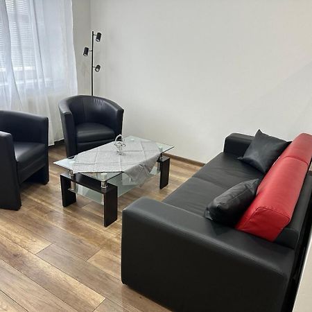 Newly Renovated 2 Rooms Apartment Downtown Nyitra Kültér fotó