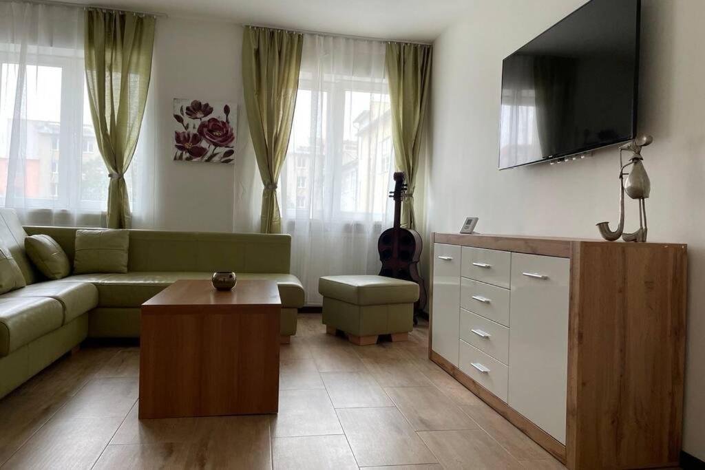 Newly Renovated 2 Rooms Apartment Downtown Nyitra Kültér fotó