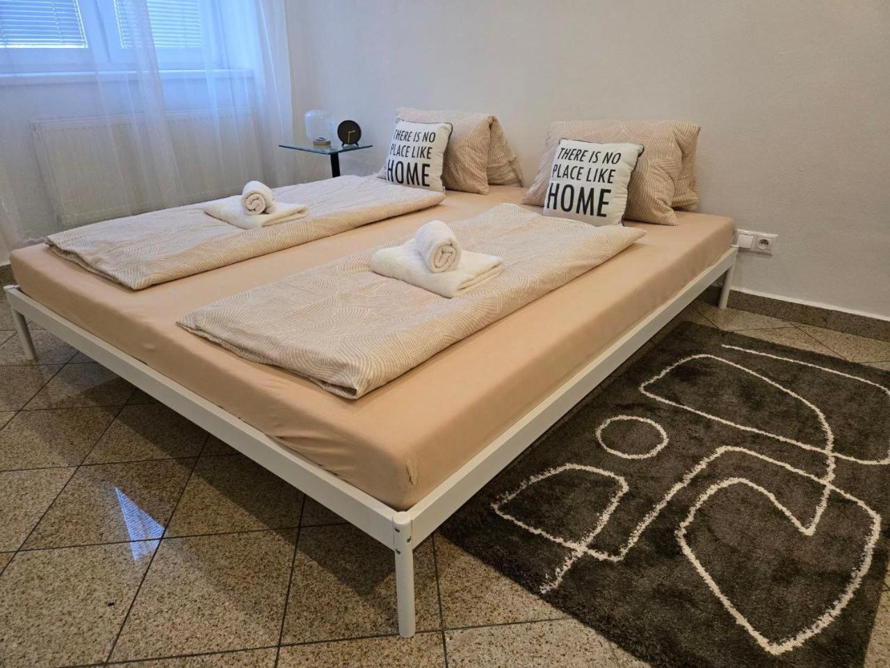 Newly Renovated 2 Rooms Apartment Downtown Nyitra Kültér fotó