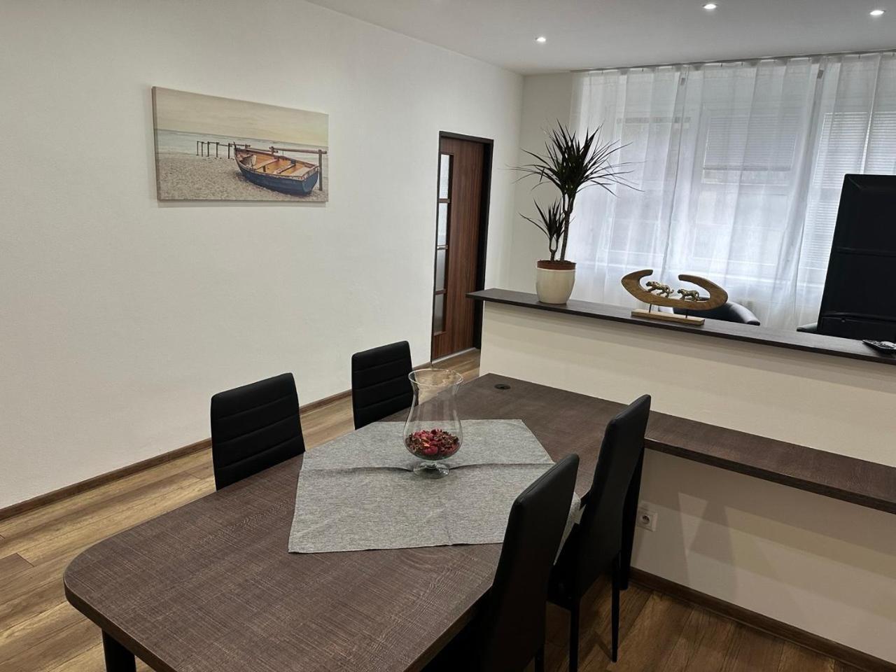 Newly Renovated 2 Rooms Apartment Downtown Nyitra Kültér fotó
