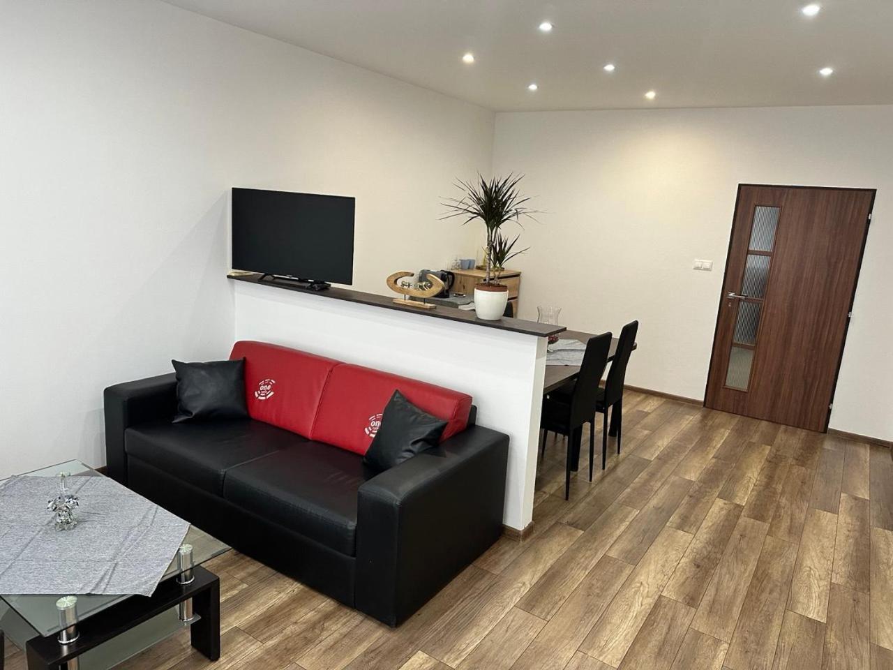 Newly Renovated 2 Rooms Apartment Downtown Nyitra Kültér fotó