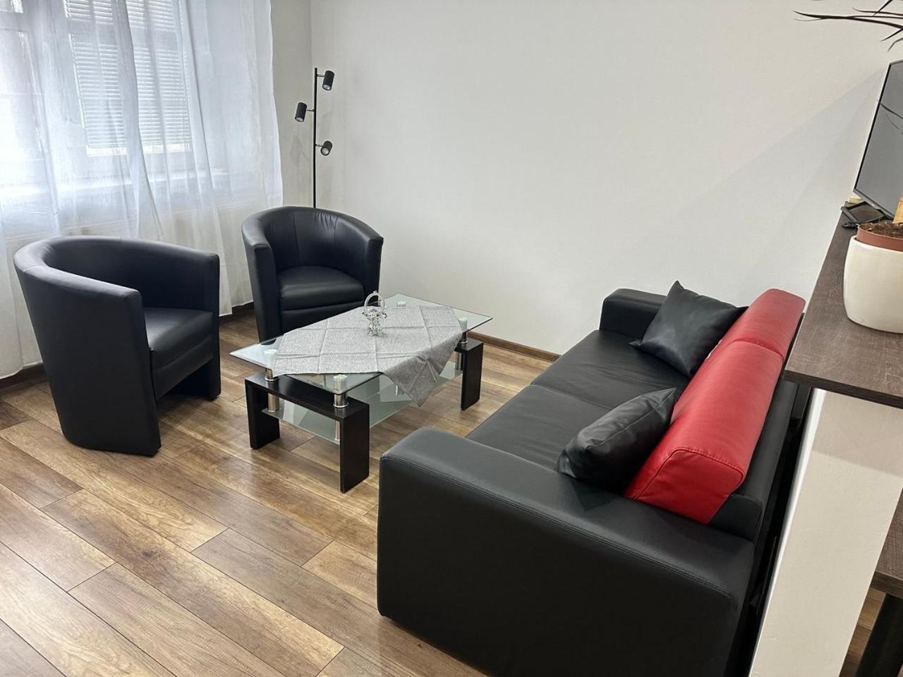 Newly Renovated 2 Rooms Apartment Downtown Nyitra Kültér fotó